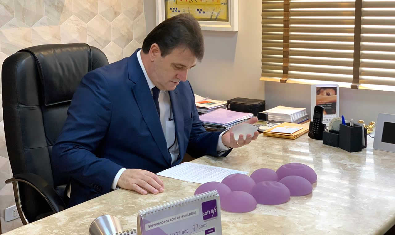 Dr. Alexandre Marangão Analisando as Próteses de Silicone para Implante Mamário